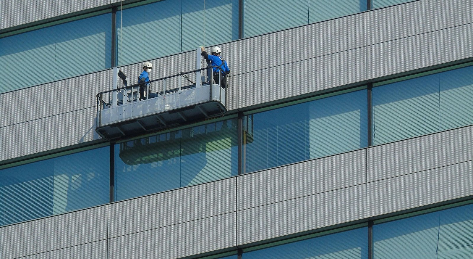 "Fiscalização de serviços de limpeza e manutenção preventiva predial.